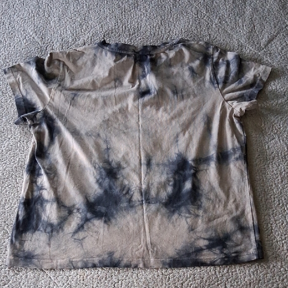 Edgy Tie-Dye Short Sleeve Tee - Picture 6 of 6